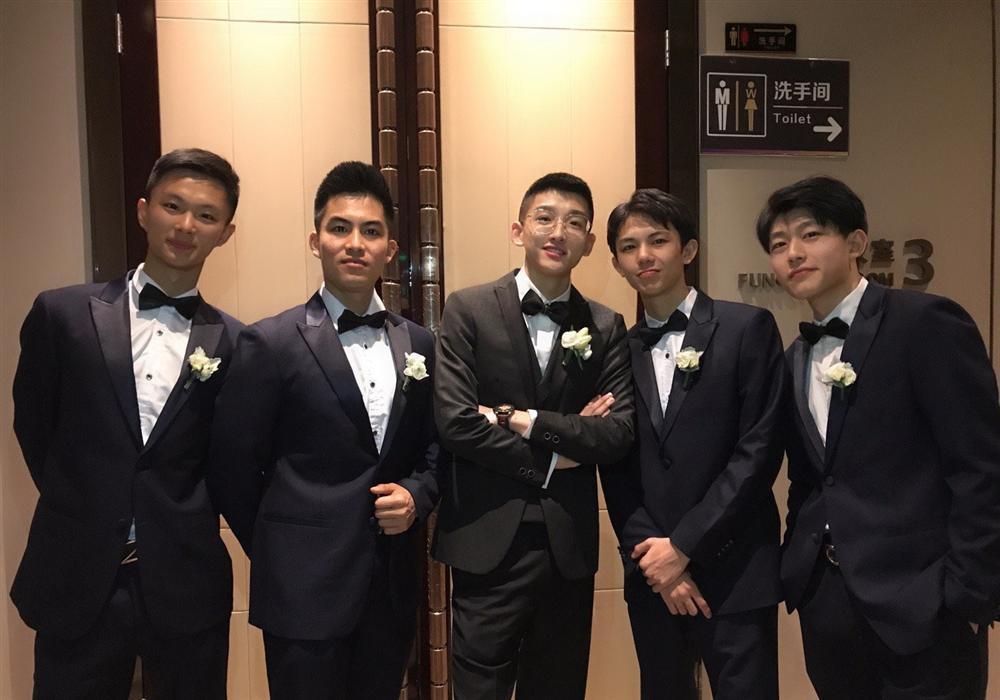 Đám cưới hotboy đình đám: Ngoại hình chú rể đã cực phẩm rồi nhìn dàn phù rể còn choáng váng hơn-1