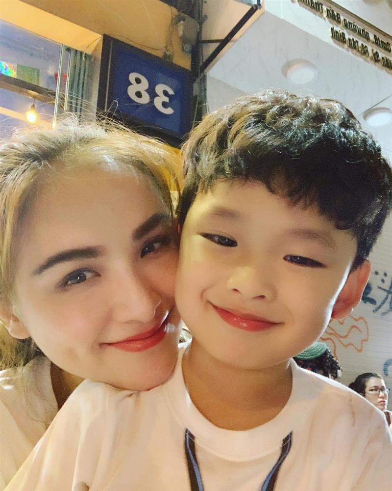 Hồ Ngọc Hà dậy sóng làng showbiz Việt với bức ảnh bán nude, dùng tay che phần nhạy cảm-2