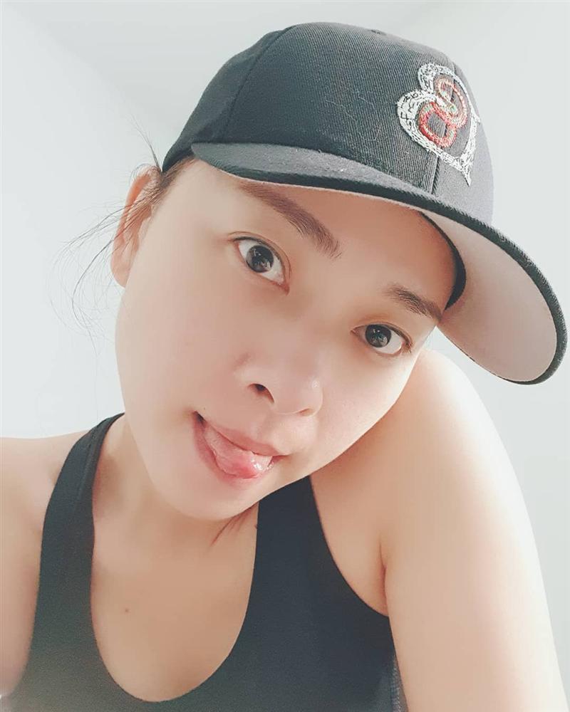 Hồ Ngọc Hà dậy sóng làng showbiz Việt với bức ảnh bán nude, dùng tay che phần nhạy cảm-7