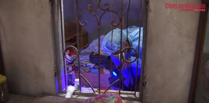 Tìm thấy nhiều mẫu vật quan trọng, nữ sinh giao gà bị trói, nhét giẻ vào miệng, thay nhau hãm hiếp trong buồng nhà Bùi Kim Thu-3