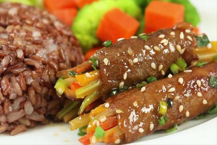 Clip: Cách làm thịt bò cuộn rau củ nướng thơm lừng-1