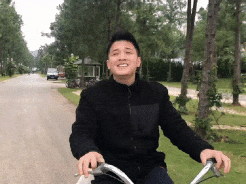 Huỳnh Anh tán tỉnh Lưu Đê Li chỉ với câu hát 'Bán sữa đậu nành và đạp chiếc xe màu xanh'