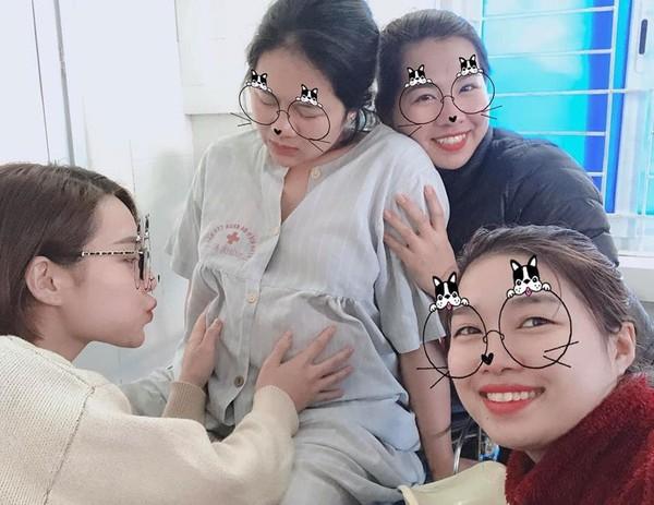 Mệt mỏi vì sắp sinh, mẹ bầu vẫn bị hội bạn thân lôi ra sống ảo khiến nhiều người bật cười vì quá dễ thương-1