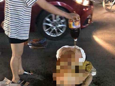 Bôi ớt, đổ nước mắm lên người cô gái Thanh Hóa, đánh ghen giữa phố