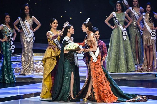Đương kim Hoa hậu Hoàn vũ thần thái cuốn hút lấn át Hoa hậu Indonesia-5