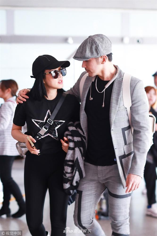 Bom sex Chung Lệ Đề xuất hiện sau tin đồn mang thai lần 4 với chồng trẻ kém 12 tuổi-3