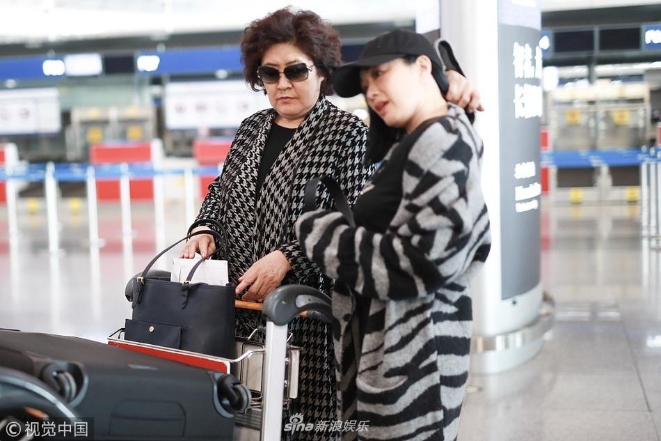 Bom sex Chung Lệ Đề xuất hiện sau tin đồn mang thai lần 4 với chồng trẻ kém 12 tuổi-8