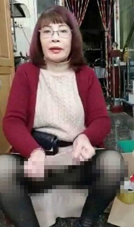 Ngày tích cực livestream đôi ba lần, cô dâu 62 tuổi ở Cao Bằng lần 2 hở nội y vì chiếc váy len bất ngờ phản chủ-1