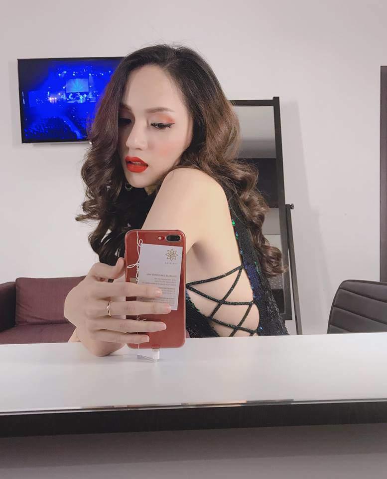 Khoe trình catwalk bất cứ đâu, Hương Giang lại bị fan soi diện lại váy cũ cách đây 1 năm-3