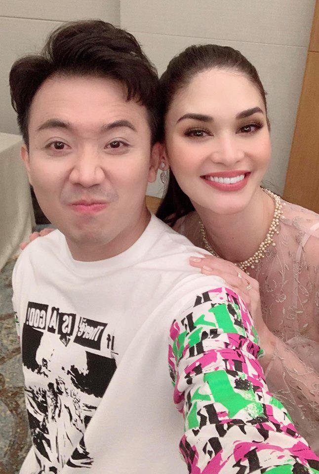 Khoe ảnh chụp cùng Hoa hậu Hoàn vũ Thế giới, Trấn Thành hành động quá khôn khiến Hari Won muốn ghen cũng khó-1