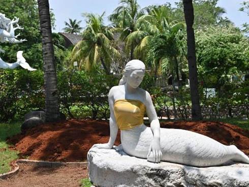 Indonesia: Tượng tiên cá ngực trần bị ép mặc áo