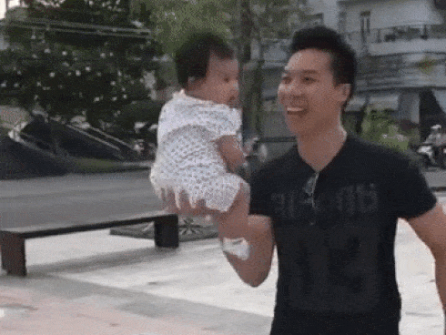 Giật thót tim xem Quốc Nghiệp dùng một tay nâng con gái 6 tháng tuổi đứng giữa không trung-7