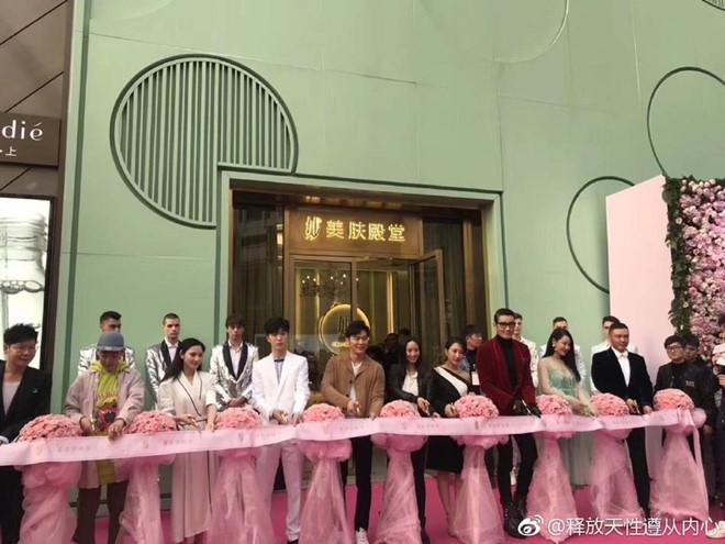 Nộp đủ 130 triệu USD, Phạm Băng Băng tươi tắn trong ngày làm bà chủ-1