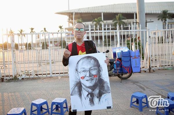 Có một CĐV đặc biệt giữa rừng người đến sân Mỹ Đình cổ vũ U23 Việt Nam-6