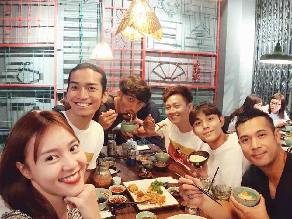 Nhìn thấy Ngô Kiến Huy - BB Trần diện đồ đôi đi ăn, Trấn Thành cùng Lâm Khánh Chi cật lực đẩy thuyền cưới nhau đi-1