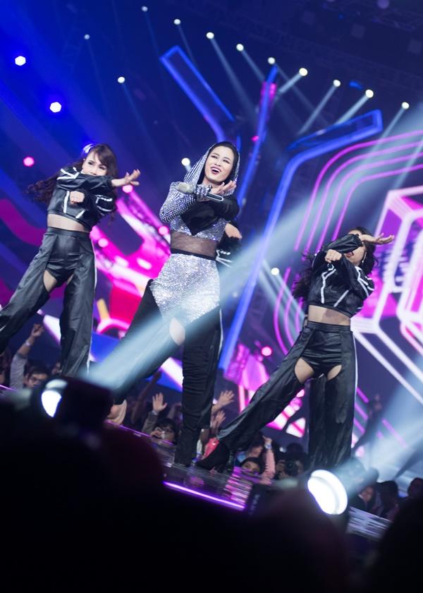 Hát tiếng Anh cực đỉnh, Đông Nhi chứng tỏ nội lực không thua kém ngôi sao quốc tế Dua Lipa-1