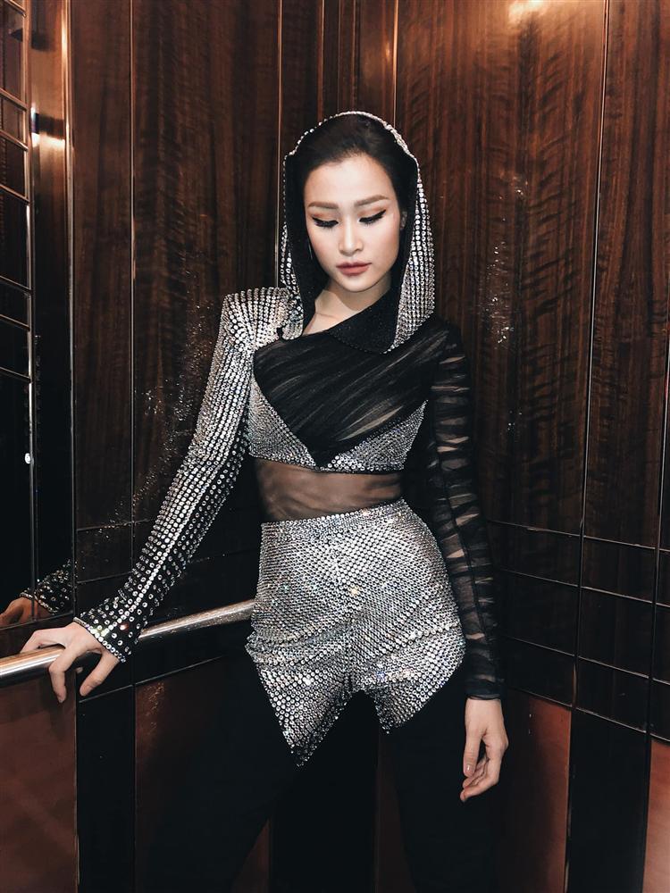 Ý nghĩa thật sự đằng sau bộ trang phục tưởng như thảm họa của Đông Nhi tại Indonesia-5