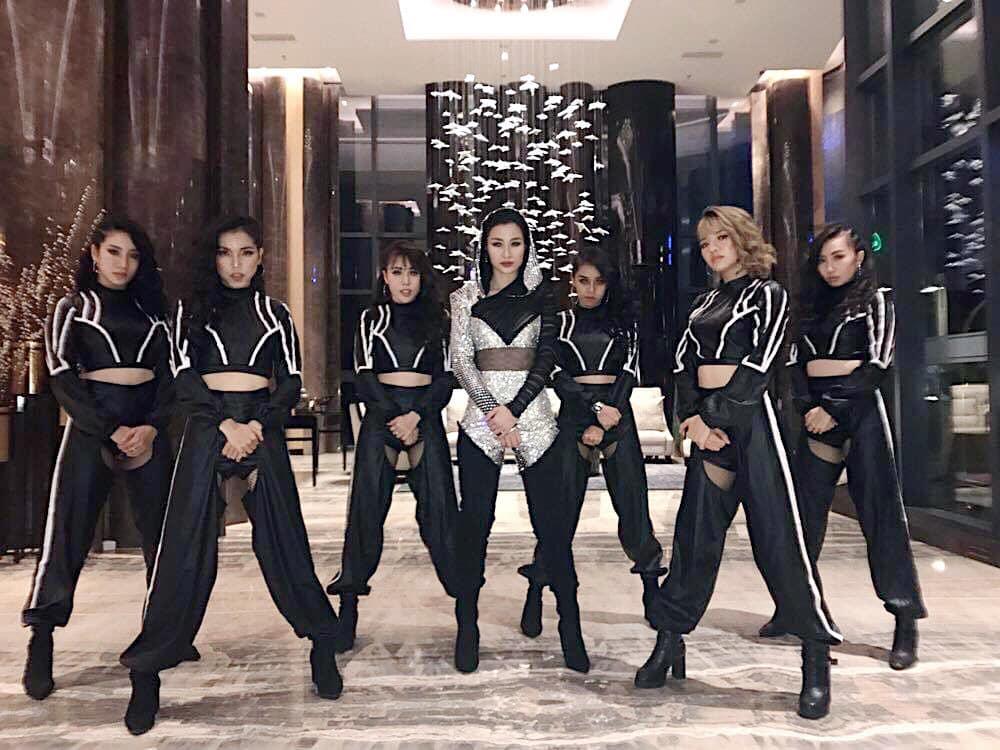 Ý nghĩa thật sự đằng sau bộ trang phục tưởng như thảm họa của Đông Nhi tại Indonesia-7