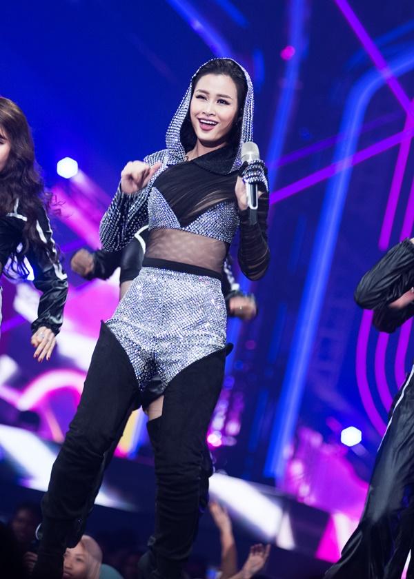 Ý nghĩa thật sự đằng sau bộ trang phục tưởng như thảm họa của Đông Nhi tại Indonesia-2