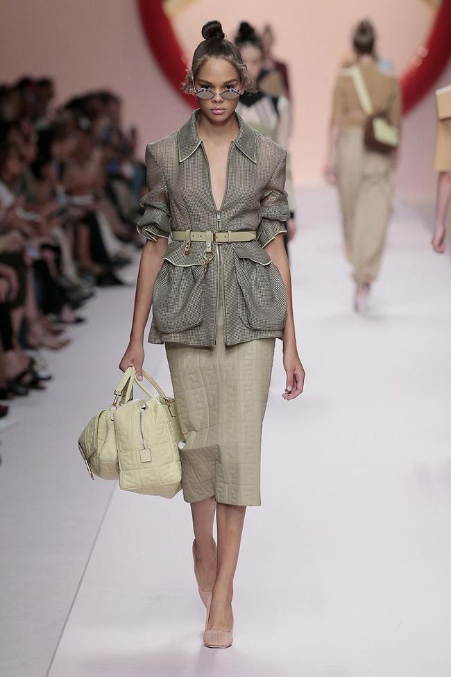 Đẹp như Huyền Baby cũng có ngày vòng 1 chảy xệ và lời giải thích cực thông minh khiến fan chỉ biết nể phục-2