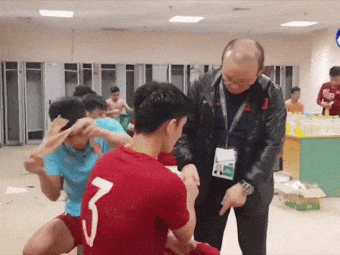 Cảm động clip HLV Park ôm từng cầu thủ cảm ơn, hỏi han từng học trò bị chấn thương sau trận đại thắng Thái Lan-1