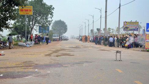 Clip: Khoảnh khắc KINH HOÀNG khi xe khách lao thẳng vào đoàn đưa tang ở Vĩnh Phúc, 7 người chết-1