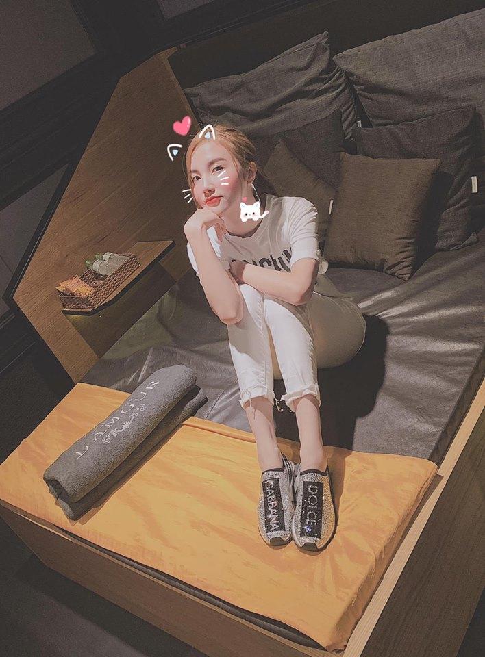 Khoe vòng nào ra vòng đấy, bạn gái Đặng Văn Lâm khiến dân tình phản ứng sốc: Đẹp thế này ai chịu được-9