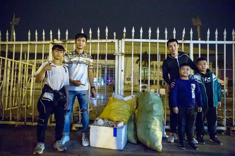 Khoe vòng nào ra vòng đấy, bạn gái Đặng Văn Lâm khiến dân tình phản ứng sốc: Đẹp thế này ai chịu được-6