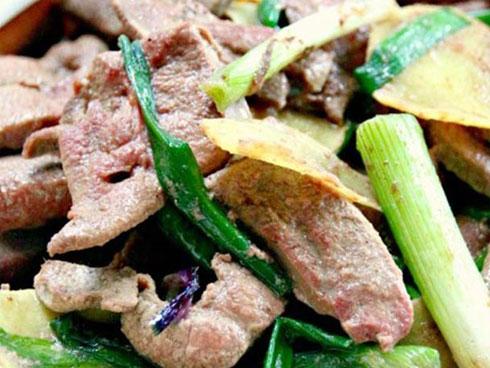 Đổi bữa cho gia đình bằng món bò sốt cay dễ làm-1