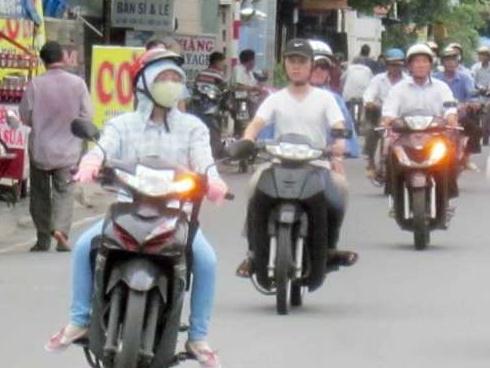 Xe máy chạy ngược chiều tạt ngang đầu ôtô suýt bị đâm