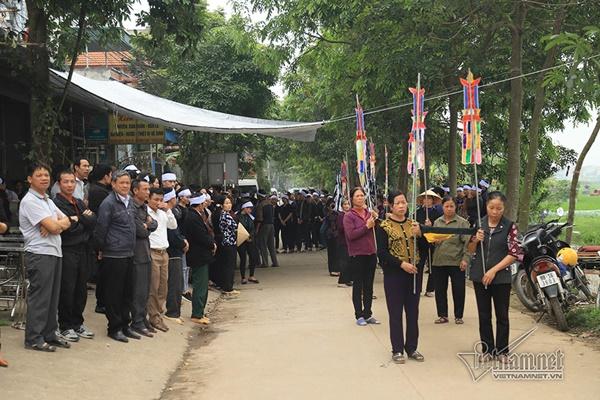 Tai nạn 7 người chết: Đại tang cả thôn, khăn trắng phủ kín đường làng-2