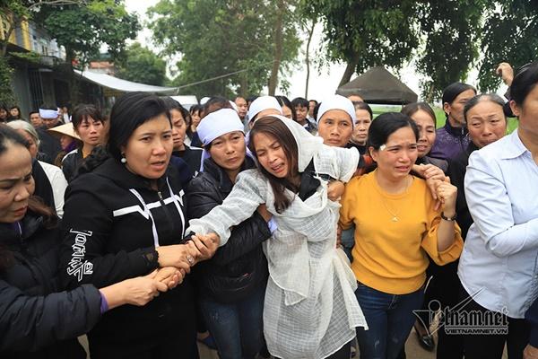 Tai nạn 7 người chết: Đại tang cả thôn, khăn trắng phủ kín đường làng-4