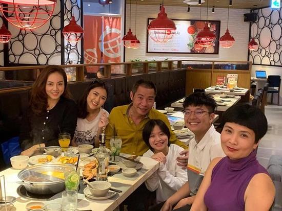 Công Lý cùng bạn gái và vợ cũ tổ chức sinh nhật cho con gái
