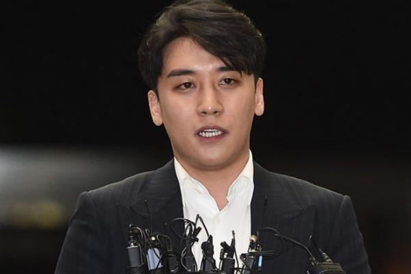 Seungri ung dung đến salon làm đẹp và trang điểm mắt đậm trước khi trình diện cảnh sát-3