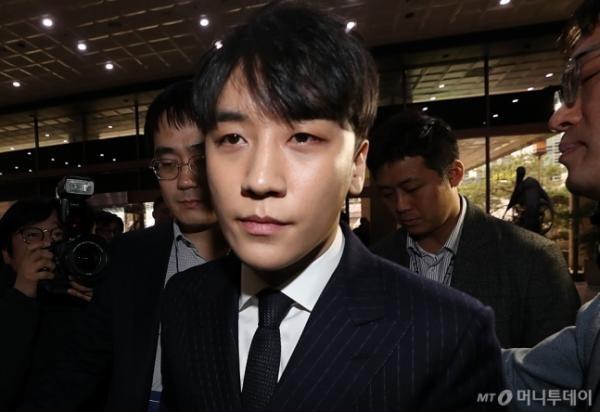 Seungri ung dung đến salon làm đẹp và trang điểm mắt đậm trước khi trình diện cảnh sát-4