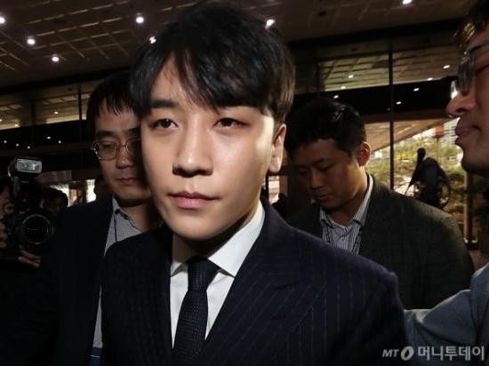 Seungri ung dung đến salon làm đẹp và trang điểm mắt đậm trước khi trình diện cảnh sát