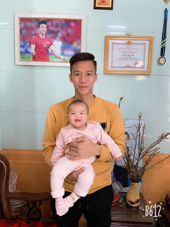 Danh tính không phải dạng vừa của cổ động viên nhí cứ U23 Việt Nam ghi bàn là hò hét hết mình-5