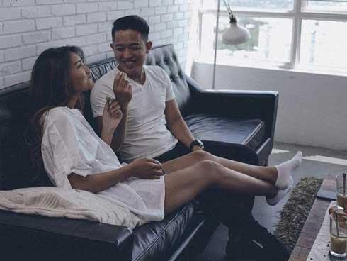 Yêu bằng tuổi là khi anh còn mải mê kiếm tiền, em đã hết thanh xuân để chờ đợi