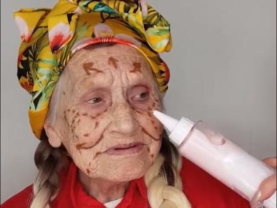 Ai bảo già là không có quyền làm đẹp, nhìn cụ bà này trang điểm mà các cô gái còn phải 'lác mắt'