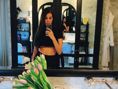 Khoe vòng 1 hững hờ, Phạm Hương không ngờ bị anti-fan chê thẳng mặt: Chẳng ra làm sao cả-5