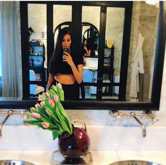 Vòng 1 lép nhất làng hoa hậu nhưng Phạm Hương lại thấm nhuần chiêu pose hình khiêu khích, thu hút vạn lời khen-1