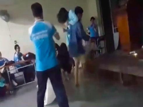 Đình chỉ thầy giáo dạy Văn cho học sinh đóng cảnh 'nóng' trong giờ học