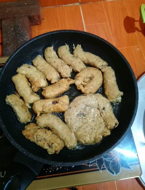 Lâu lâu vợ đảm mới vào bếp nhưng chồng đói đến mấy cũng không dám ăn, hóa ra sự thực khiến ai cũng cười té ghế-2