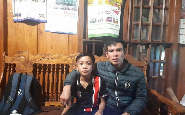 Cậu bé đạp xe hơn 100 km từ Sơn La xuống Hà Nội thăm em: Cháu không thấy mệt-1