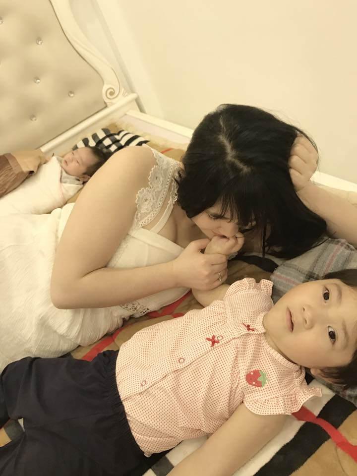 Khoe bé gái suy dinh dưỡng ở Lào Cai ngày càng bụ bẫm nhưng mẹ nuôi Thanh Tâm buồn bã khi bệnh tình con gái trở nặng-2