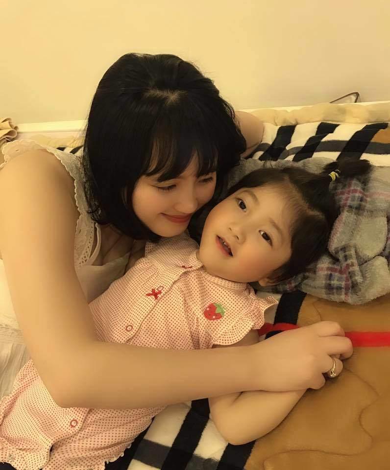 Khoe bé gái suy dinh dưỡng ở Lào Cai ngày càng bụ bẫm nhưng mẹ nuôi Thanh Tâm buồn bã khi bệnh tình con gái trở nặng-3