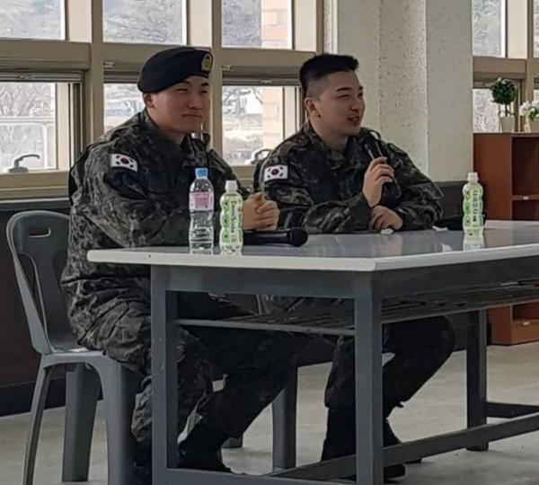 Ngoài kia Seungri bao la sóng gió, còn trong quân ngũ, Taeyang và Daesung lại bận rộn với lịch trình hát ca-1