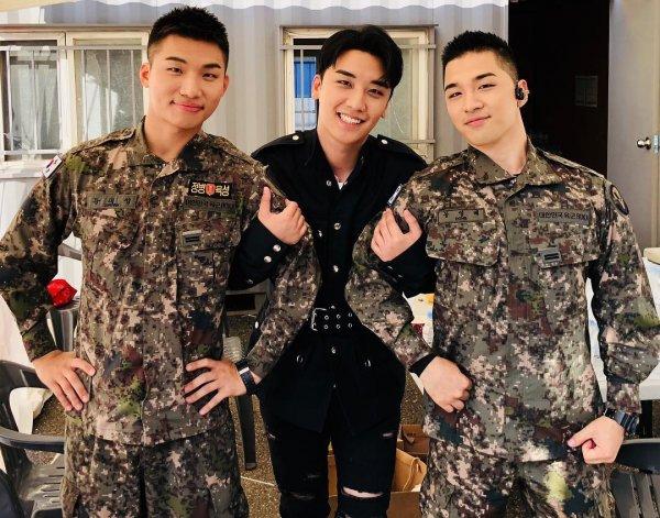 Ngoài kia Seungri bao la sóng gió, còn trong quân ngũ, Taeyang và Daesung lại bận rộn với lịch trình hát ca-4