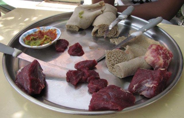 Kinh hãi sở thích ăn thịt sống của người Ethiopia-2