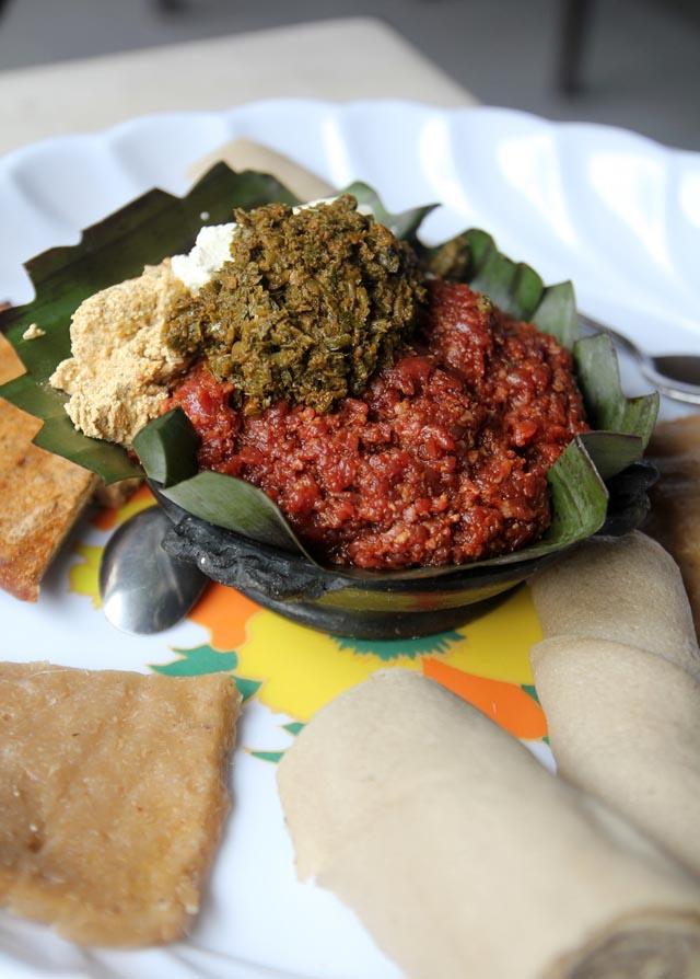 Kinh hãi sở thích ăn thịt sống của người Ethiopia-5